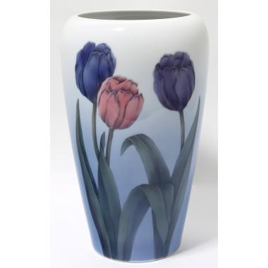 Фарфоровая ваза, декорированная тюльпанами