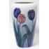 Фарфоровая ваза, декорированная тюльпанами