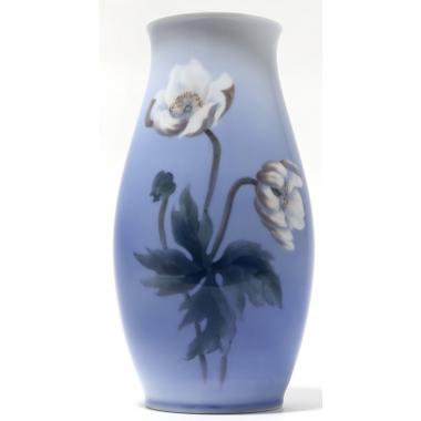 Фарфоровая ваза с белыми цветами