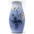 Фарфоровая ваза с белыми цветами