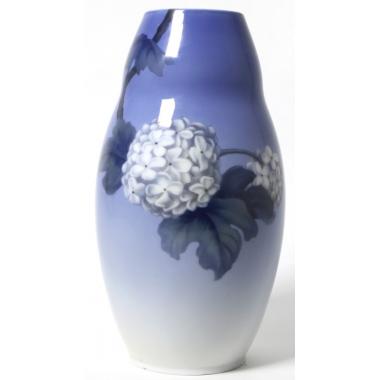 Фарфоровая ваза с цветущей веткой
