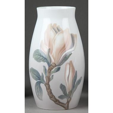 Фарфоровая ваза с веткой магнолии