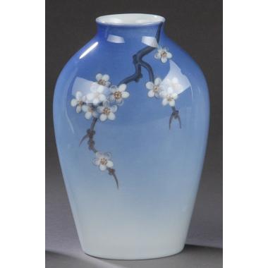 Фарфоровая ваза с веткой сакуры